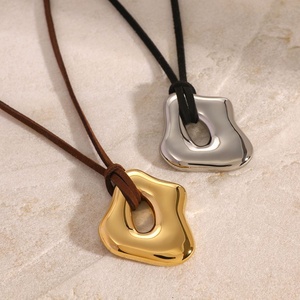Nouveauté Bijoux de Mode Plage et Mer Collier Pendentif Creux Irrégulier en Acier Inoxydable Plaqué Or 18K Personnalisable Effet Liquide Brillant pour Femme - Product Image 2