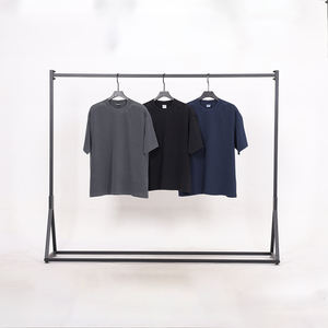 Camiseta de algodón de alto gramaje para hombre con cuello acanalado de una pieza y costura en hombro y cuello, lavado Asut y efecto desgastado - Product Image 3