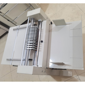 เครื่องตัดสติ๊กเกอร์แบบตั้งโต๊ะ รุ่น 520F ขนาดเล็ก ใช้ไฟฟ้า สำหรับสติ๊กเกอร์ขนาด A3 พร้อมใบมีดตรงทำจากเหล็กทังสเตน - Product Image 5