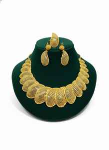 Collar SAUTOIR con Placa Chapada en Oro de 24K, Collar Largo Moderno con Diseño de Placa Limpia para una Joyería Atemporal y Elegante - Product Image 6