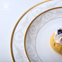 Assiette à dîner en porcelaine blanche en porcelaine de chine, ensemble de Table à dîner de luxe au Design Royal avec bordure dorée