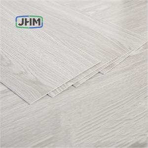 Prix de gros de design d'intérieur de haute qualité Solution de plancher Grain de bois similaire Plaque de sol en PVC auto-adhésive forte - Product Image 1