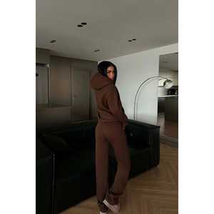 Ensemble de survêtement à capuche marron foncé, confortable et respirant, avec design réfléchissant, logo personnalisé, motif uni, saison hivernale - Product Image 1