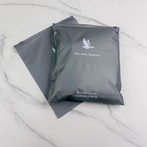 Bolsas de Plástico Plateadas Personalizadas con Logotipo de Redes Sociales - Empaque Reutilizable para Ropa en Comercio Electrónico - Product Image 4