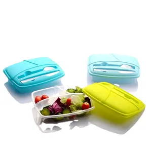塑料长方形午餐盒与刀和叉子