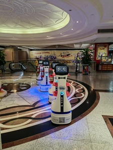 Robot de service intelligent commercial multifonctionnel pour la livraison de nourriture dans les hôtels, les restaurants et les services de traiteur - Product Image 1