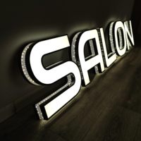 Lettres en acrylique avec source lumineuse LED à matrice de points, bordure en acier inoxydable perforée sur mesure, panneau de porte IP65, hôpitaux, entreprises