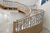 Escalier en colimaçon courbé sur mesure pour villa haut de gamme avec marches en bois massif et rampes en métal