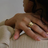 HOVANCI 13mm breit 18 Karat Gold IP-Beschichtung Edelstahl Glattes Ehering Chunky Ring Wunderschöner detaillierter Gold Bold Ring für Damen