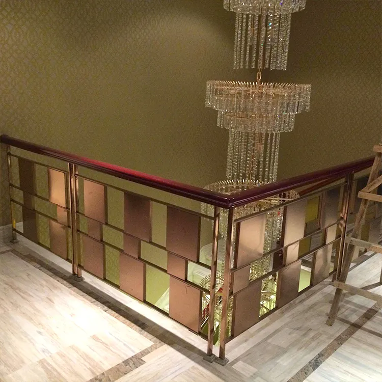 モダンなゴールド階段手すりデザイン新しいスタイルのリビングルーム手すり家の装飾のためのステンレス手すり