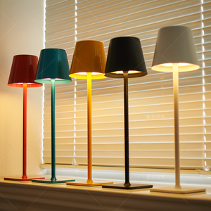 モダンヨーロピアンスタイル充電式バッテリーデスクランプコードレステーブルランプ鉄ボディメタルシェードタッチコントロール調光可能3色 - Product Image 3