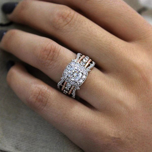 Anello da Donna A270 in Oro Bianco con Diamante Taglio Cushion, Anello di Fidanzamento con Diamante Naturale Colore G e Pietre Laterali - Product Image 2