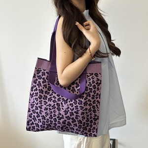 Sac à main pour femmes avec doublure en polyester à motif floral personnalisé, sac fourre-tout à motif léopard imprimé personnalisé pour femmes avec fermeture éclair - Product Image 1