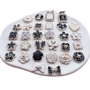 Achetez <span class=keywords><strong>des</strong></span> ornements de chaussures en résine <span class=keywords><strong>pas</strong></span> chers, accessoires de bijoux DIY, breloques pour coques de téléphone, patchs décoratifs en forme de fleurs de camélia et de rose, et décorations pour chaussures. - Product Image 5