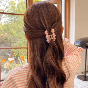 กิ๊บติดผมรูปหัวใจใส แฟชั่นเก๋ไก๋ สไตล์ OEM ใช้ได้ในห้องน้ำ กิ๊บหนีบผมขนาดเล็ก น่ารัก รูปทรงเรขาคณิต หวานๆ แบบกิ๊บฉลาม - Product Image 2