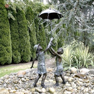 Jardin extérieur grandeur nature Bronze garçon et fille avec parapluie Statue - Product Image 1