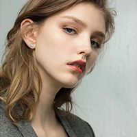 Pendientes de tuerca magnéticos chapados en oro de acero inoxidable a la moda, pendientes magnéticos de Zirconia cúbica sin perforación para mujeres y hombres