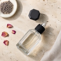 Vente en gros de flacons de parfum en verre transparent carrés facettés vides de 30 ml, 50 ml, 100 ml avec bouchon noir et vaporisateur à pompe