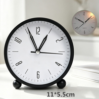 Réveil en métal à quartz avec mécanisme silencieux et veilleuse intégrée, design rond en métal élégant pour bureau et chambre