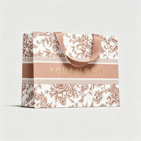 Sac de transport minimaliste de luxe recyclable avec ruban intégré, carton blanc 190-230 g/m², logo personnalisé imprimé à l'écran pour l'emballage de vêtements