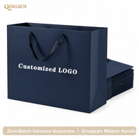 Sac en papier large personnalisé OEM de luxe, bleu marine mat, avec logo imprimé, poignée en corde de coton torsadée, pour boutique de détail