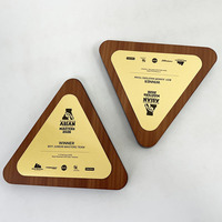 Plaque de certificat en bois en forme de triangle de gravure personnalisée de 20x18cm avec MH-N430 de plaque d'or et d'argent