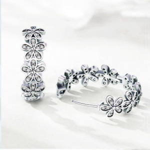 Pendientes de aro con flor de margarita en latón y cobre blanco de inspiración natural, un regalo para ella. - Product Image 5