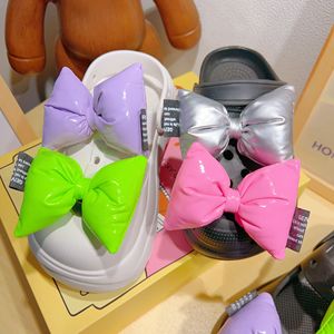 Modevolle glanzende leren strik schoenbedels, DIY zoete & stoere schoenversieringen, universele pasvorm - Product Image 3
