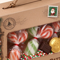 Boîte à bonbons en papier brun rustique avec logo personnalisé, poignée en corde torsadée, fenêtre transparente et impression de sceau postale pour cadeaux de Noël