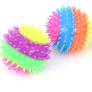 Bola de Luz LED de Arcoíris de Cuatro Colores de TPR de Alta Calidad, 7.5 cm de Diámetro Juguete Masticable para Mascotas - Product Image 2