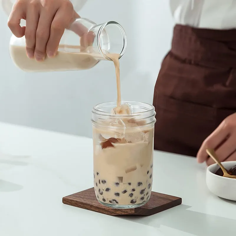 Batedor de chá de bolha, batedor de café gelado, frascos de máscara com tampas brancas e canudos de prata