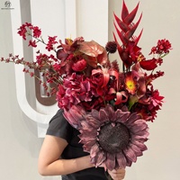 Fleurs artificielles bordeaux rouge orangé de styles variés, très demandées, pour mariages, événements et arrangements floraux à domicile