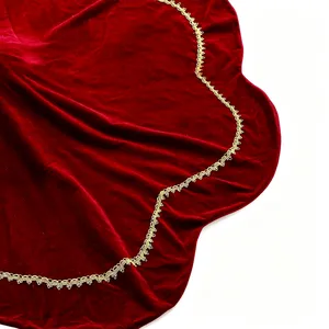 Jupe de sapin de Noël vintage rouge en velours de luxe avec dentelle dorée et bordure festonnée pour la décoration des fêtes - Product Image 1