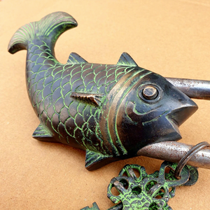 Cadenas décoratif vintage en forme de poisson, cadenas de sécurité artisanal en métal antique à motif poisson, style nautique - Product Image 3
