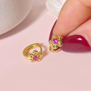 Pendientes Coreanos Chapados en Oro de 18K con Circonita Cúbica, Pendientes Huggie con Diseño de Flor para Mujer - Product Image 1