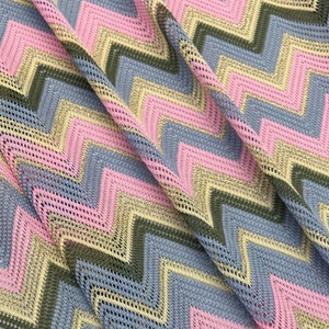Tessuto Traforato <span class=keywords><strong>a</strong></span> <span class=keywords><strong>Maglia</strong></span> con Motivo Geometrico <span class=keywords><strong>a</strong></span> Strisce e Onde Zig Zag in Colori Metallici Dorati per Costumi da Bagno e Bikini - Product Image 2