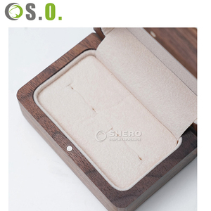 Caja de Anillos de Compromiso Pequeña Cuadrada Hecha a Mano de Madera de Nogal para Boda - Product Image 2