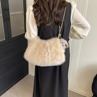 Sac à bandoulière en fausse fourrure pour femme avec cordon de serrage, grande capacité, pendentif lapin en peluche, sac à main bandoulière pour l'automne et l'hiver