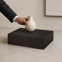 Ensemble de tables basses carrées minimalistes avec cadre métallique, plateau en pierre frittée aspect marbre pour salon, chambre, hôtel, projet commercial