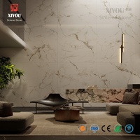 Dalle de pierre frittée blanche flocon de neige doré sur mesure 12 mm 1600x3200 mm, veinage brillant en chevalet pour projet de panneau mural intérieur