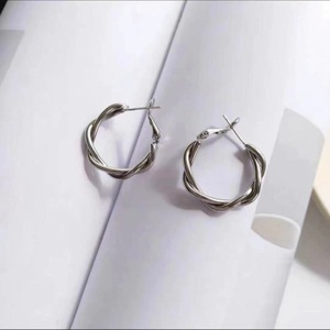 Orecchini a Cerchio Intrecciati per Donna, Gioielli Classici alla Moda - Product Image 4