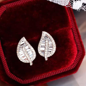 E4245 Orecchini in oro bianco con diamanti taglio baguette naturali da donna in stile classico - Product Image 3