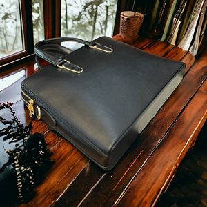 Porte-documents pour homme en cuir véritable de qualité supérieure – Doté d'une élégante et raffinée boucle dorée en cuir de vachette avec fermeture éclair - Product Image 5