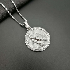 Joyería religiosa oración 316L Acero inoxidable chapado en oro cristal con incrustaciones <span class=keywords><strong>de</strong></span> manos rezando COLLAR COLGANTE para hombres - Product Image 6