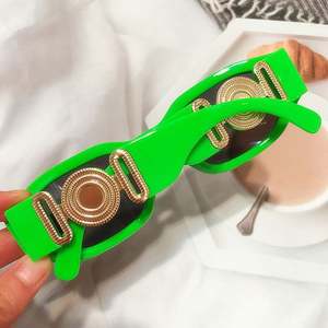 Vente en gros de lunettes de soleil vintage personnalisées avec logo orange rouge, à jambes larges, UV400, petites lunettes de soleil polygonales 2021 - Product Image 5