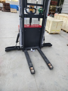 Gerbeur électrique Relilift 15 CDD 1,5T à mât simple et pneus pleins pour entrepôt intérieur - Product Image 4