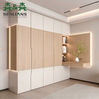 Armoire contemporaine sur mesure avec portes à panneaux bicolores, meuble-lavabo mural et éclairage LED