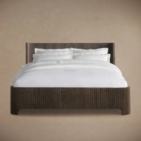 Lit plateforme en chêne cannelé moderne Sovereign, cadre à lattes fait main pour lits King et Queen, élément de luxe pour suite de chambre principale de villa style Japandi