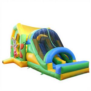 Château gonflable personnalisé avec toboggan et trampoline, en PVC ignifuge et imperméable, facile à installer - Product Image 1