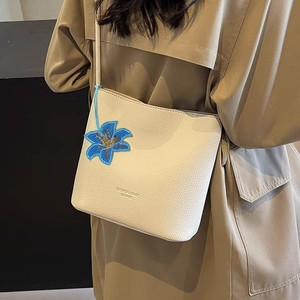 Nuovi accessori per fiori con perline in PVC borsa portachiavi in PVC con ciondolo piccola fragranza tessuto toppe per abbigliamento - Product Image 4